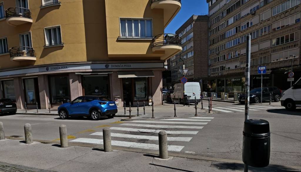 Otroci po ulici brez pločnika, vozniki mimo njih drvijo: Rešitev še ne bo tako kmalu