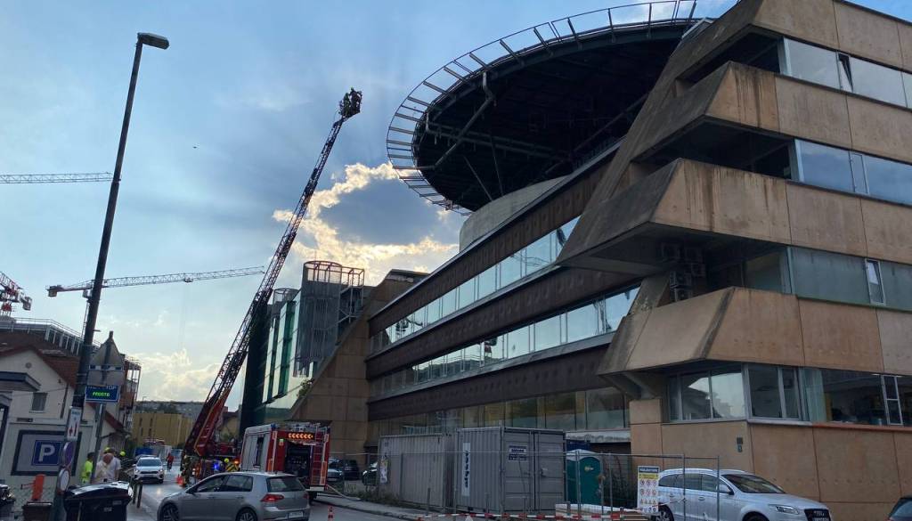 FOTO in VIDEO: Gasilci posredujejo v Univerzitetnem kliničnem centru Ljubljana