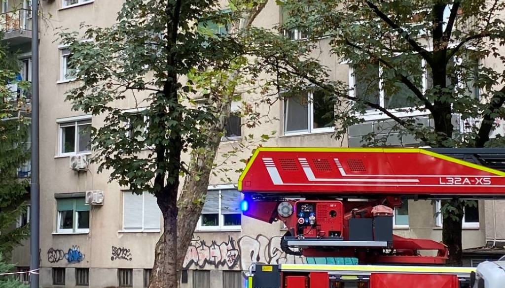 FOTO: Močan veter izruval drevo, to se je naslonilo na blok