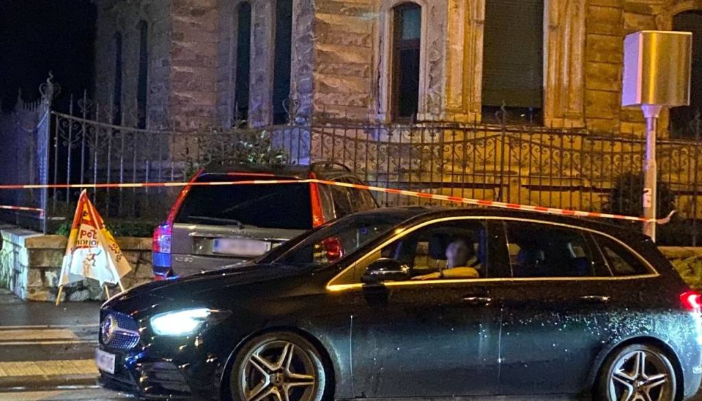 FOTO: Avto v središču Ljubljane zapeljal s ceste in končal v ograji