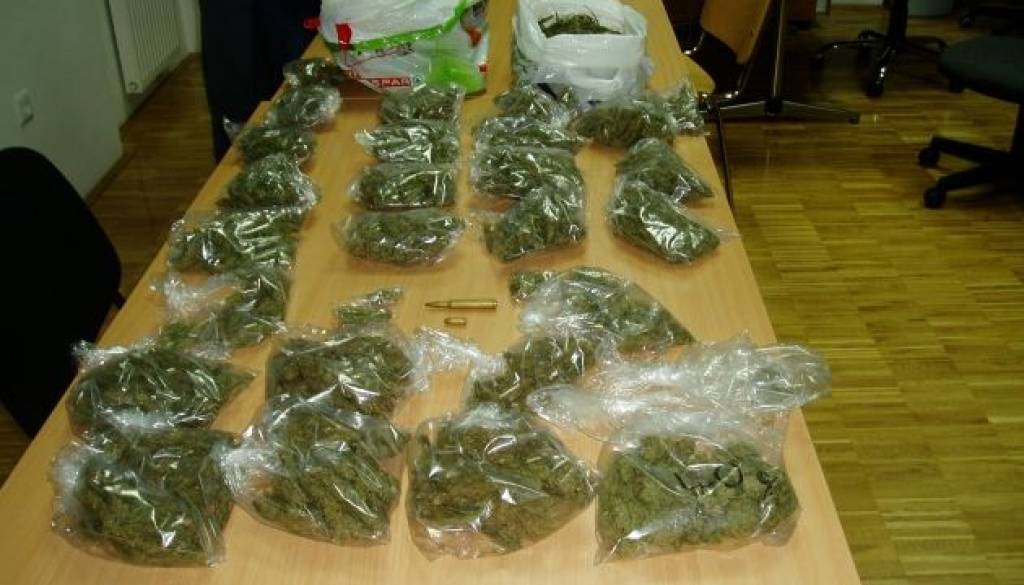 zasežena marihuana in naboja.JPG