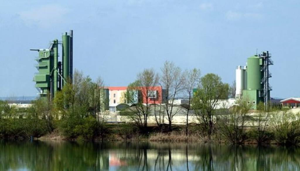 Pogled na proizvodni obrat Pomgrada čez soboško kamešnico