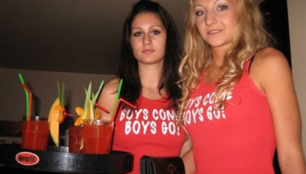 Delo hostese spada med najpogostejša počitniška dela