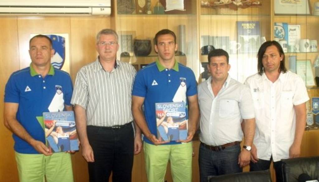 Rokoborci na obisku pri soboškemu županu Štihcu