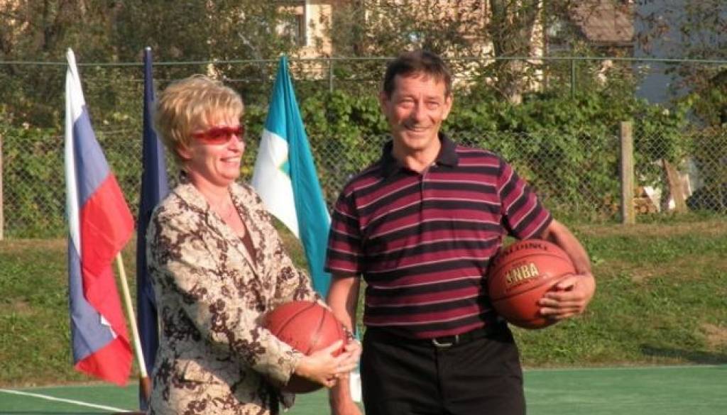 Sedanja ravnateljica OŠ Bakovci Vanda Sobočan in nekdanji ravnatelj Janko Rožman.JPG