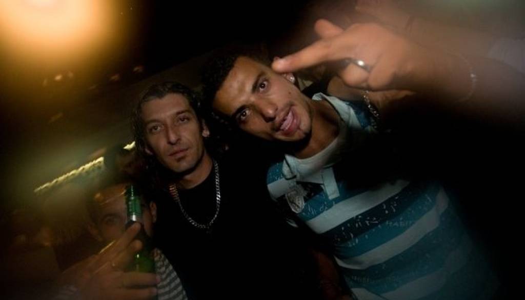   Na sredini en izmed bratov Bajič, ki je bil oproščen domnevnega izsiljevanja