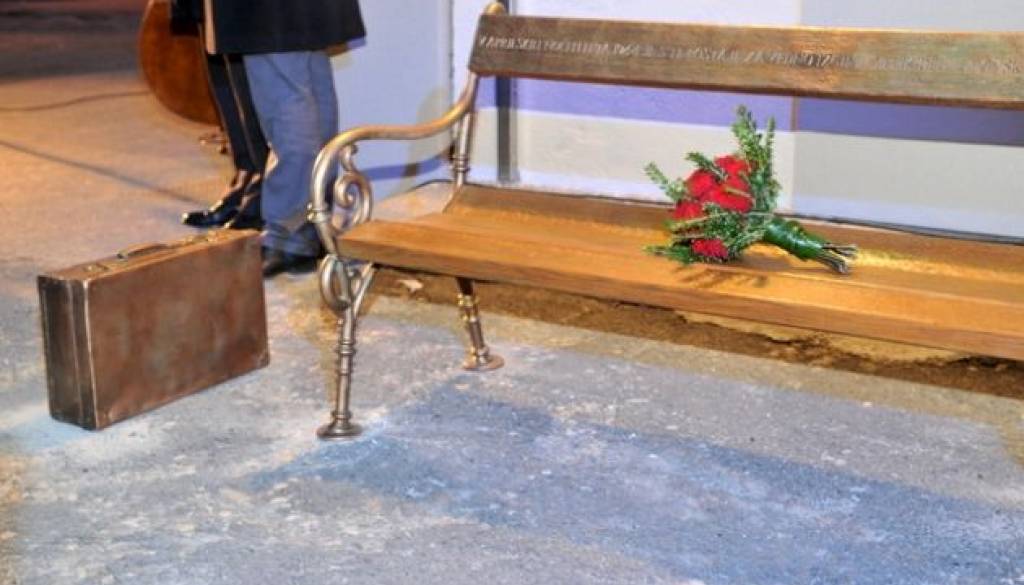  Klop in kovček metaforično opozarjata na usodo prekmurskih Judov