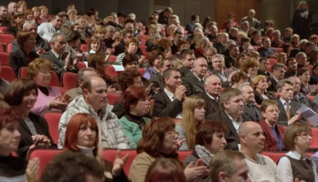 Spomeniško varstvo širitve dvorane ne dovoljuje.