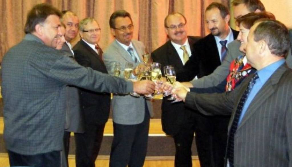 Tako so leta 2008 Dolinski kanalizaciji nazdravili župani
