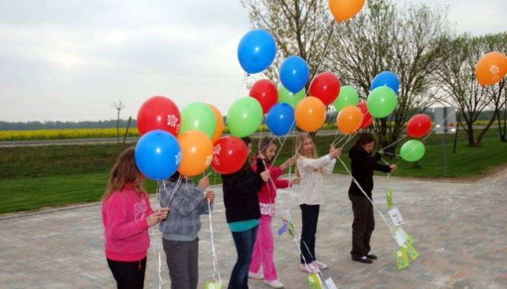 Učenci Osnovne šole Bogojina so na otvoritvi v zrak spustili balone