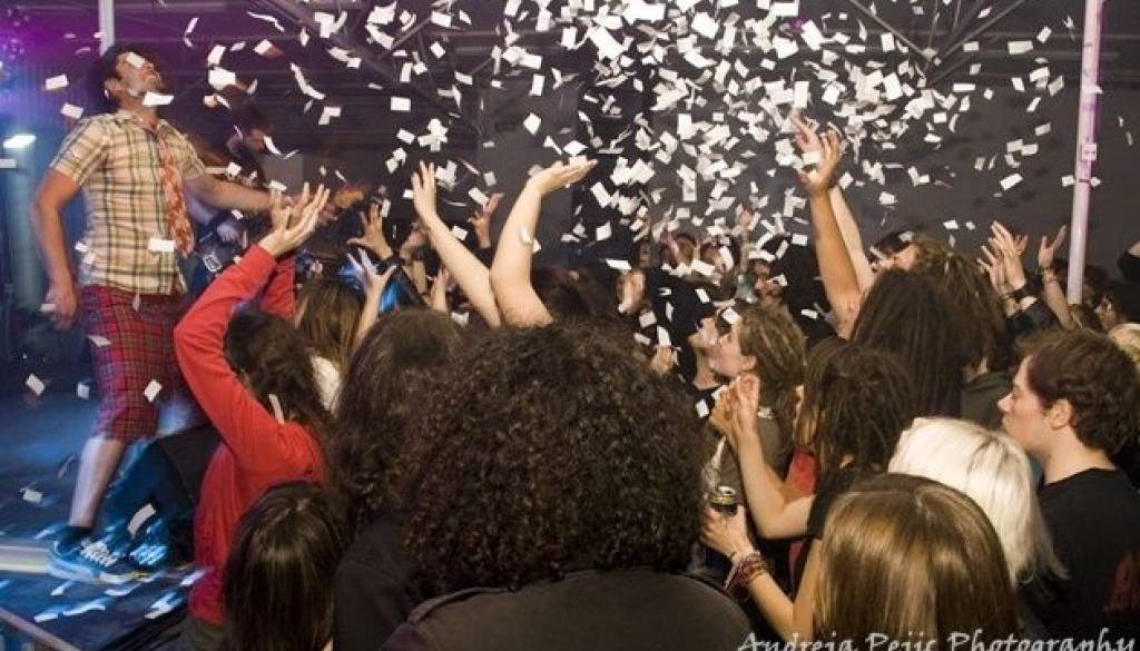  Elvis Jackson so z energičnim nastopom dodobra razgreli občinstvo