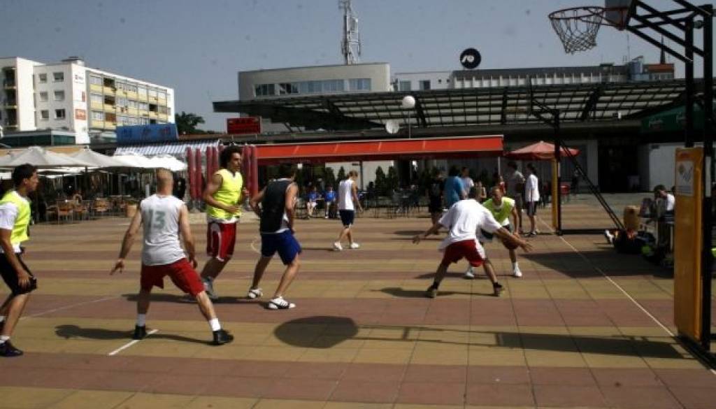 Medgeneracijska ulična košarka.JPG