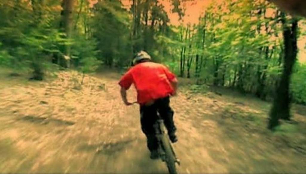 Vozi Tadej Valentan, s kamero ga spremlja Dušan Lepoša