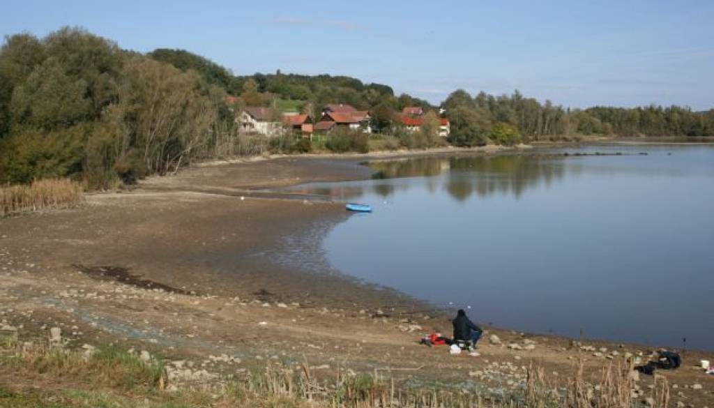 Gladina jezera padla že za več kot dva metra.