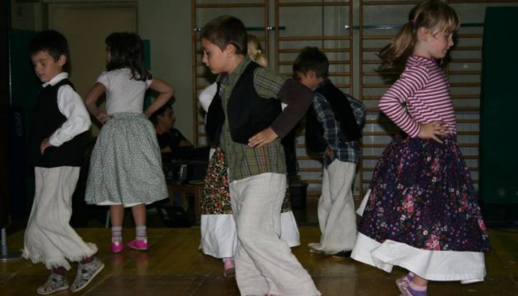 Mlajša folklorna skupina OŠ Grad.
