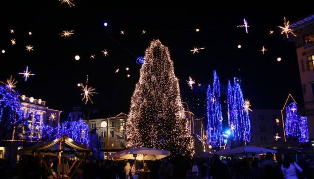 Praznično okrašeno mestno jedro Ljubljane.