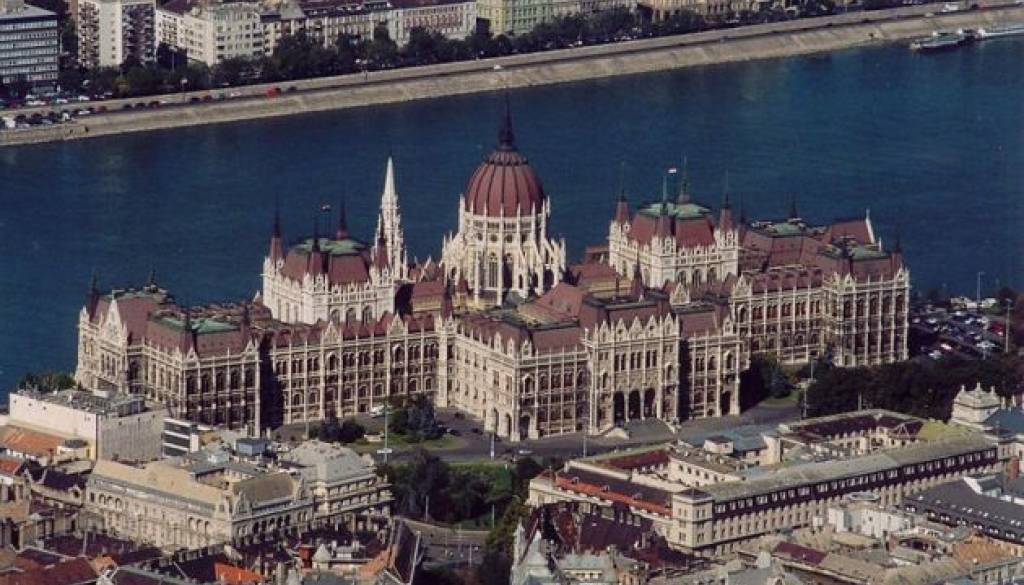 Madž. parlament.jpg