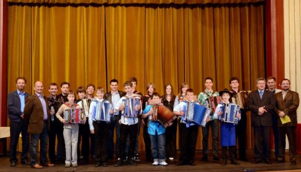 Diatonična harmonika.jpg
