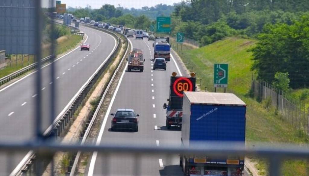 Policisti so protestnike na Pomurki izločali iz prometa.