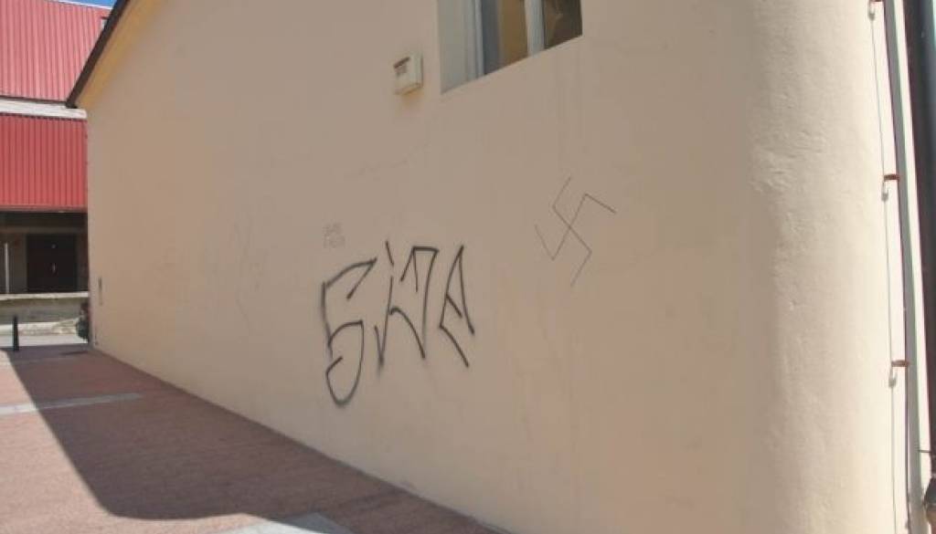 Takšni napisi so se pojavili na lendavski sinagogi.