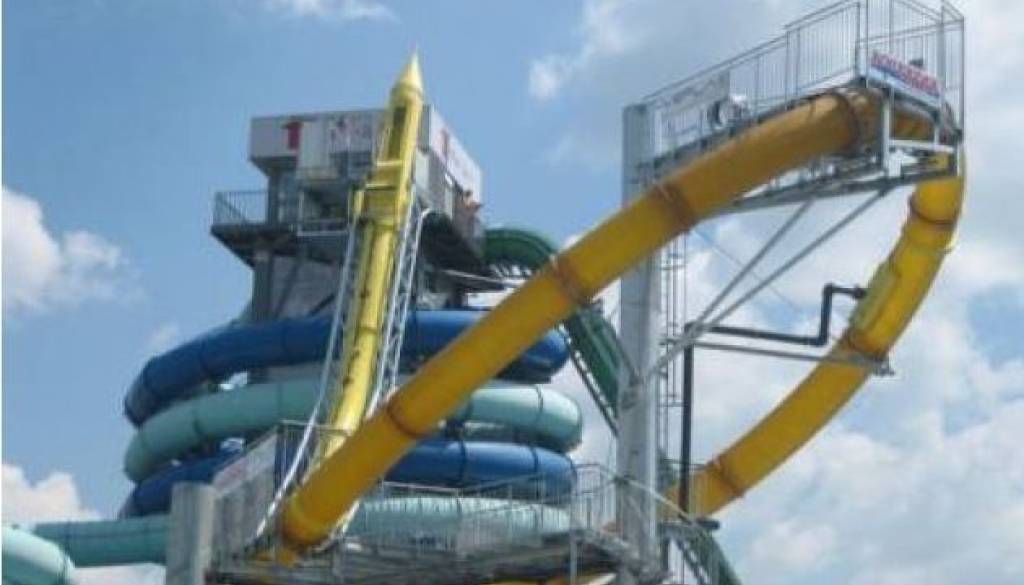 Aqualoop je dolg dobrih 90 metrov, start pa je na višini 20 metrov. Kopalec vstopi v raketo, naenkrat mu zmanjka tal pod nogami, sledi mu 14 metrov prostega pada, nato se prične looping  ter pristajalni bazen. Povprečni čas vožnje je 7,5 sekund. 