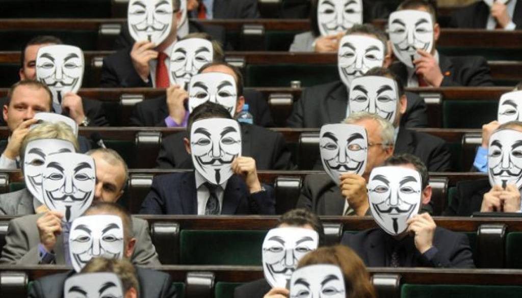 Tudi v Sloveniji bo nalaganje in 'downloadanje' vsebin nezakonito. Tako so proti zakonu protestirali v Poljskem parlamentu.