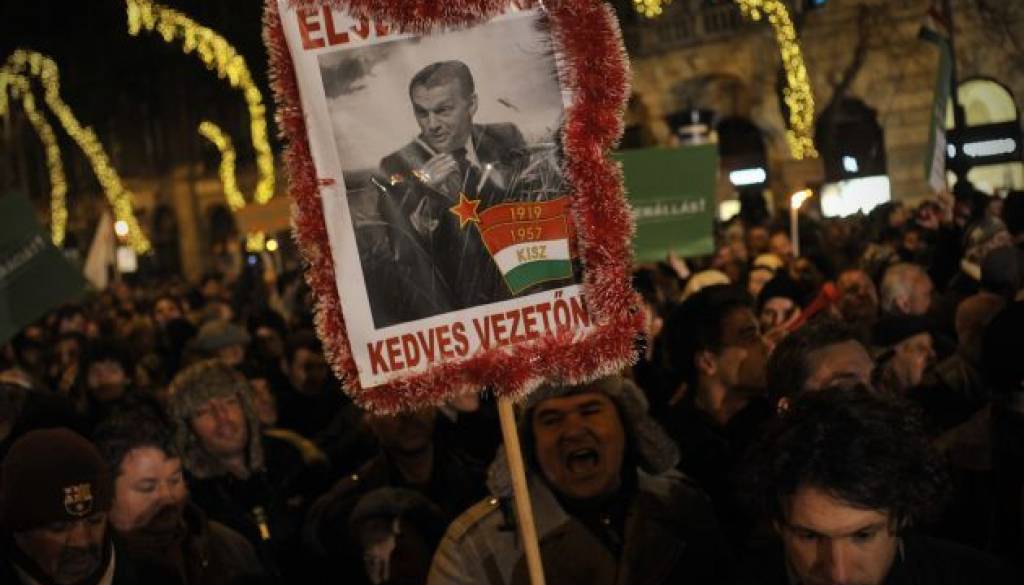 Z novo ustavo je prišlo tudi novo uradno ime. Tako na obmejnih tablah ne bo pisalo več Magyar Köztarsasag - Republika Madžarska, temveč Magyarorszag - Madžarska.