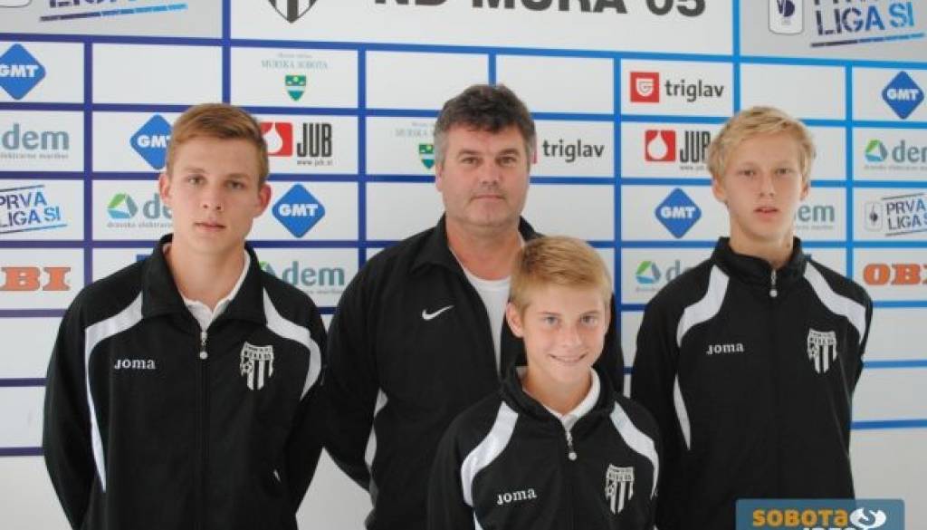 Na fotografiji od leve proti desni: Amadej Legen, strokovni vodja šole Boris Štivan, Luka Pihler in Nino Irgolič. 
