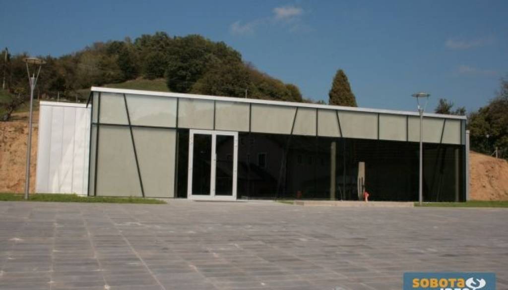 Doživljajski park Vulkanija na interaktiven način prestavlja mogočne sile iz Zemljinih globin in geološke značilnosti Goričkega, je zapisano na predstavitveni tabli Občine Grad.
