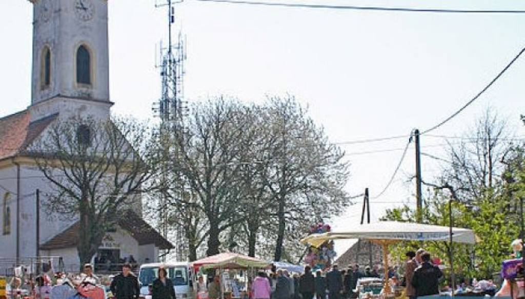 Oddajnik v Pečarovcih je tarča polemik, predvsem zaradi njegove sporne lokacije zraven cerkve, zraven otroškega igrišča, sredi najbolj naseljenega območja, kjer je vpliv na zdravje prebivalcev zaradi sevanja največji.