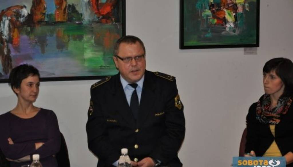 Sabina Kodila, strokovna delavka murskosoboškega CSD, predstavnik PU Murska Sobota Boris Rakuša in vodja patronažne službe ZD Murska Sobota Martina Zavec.