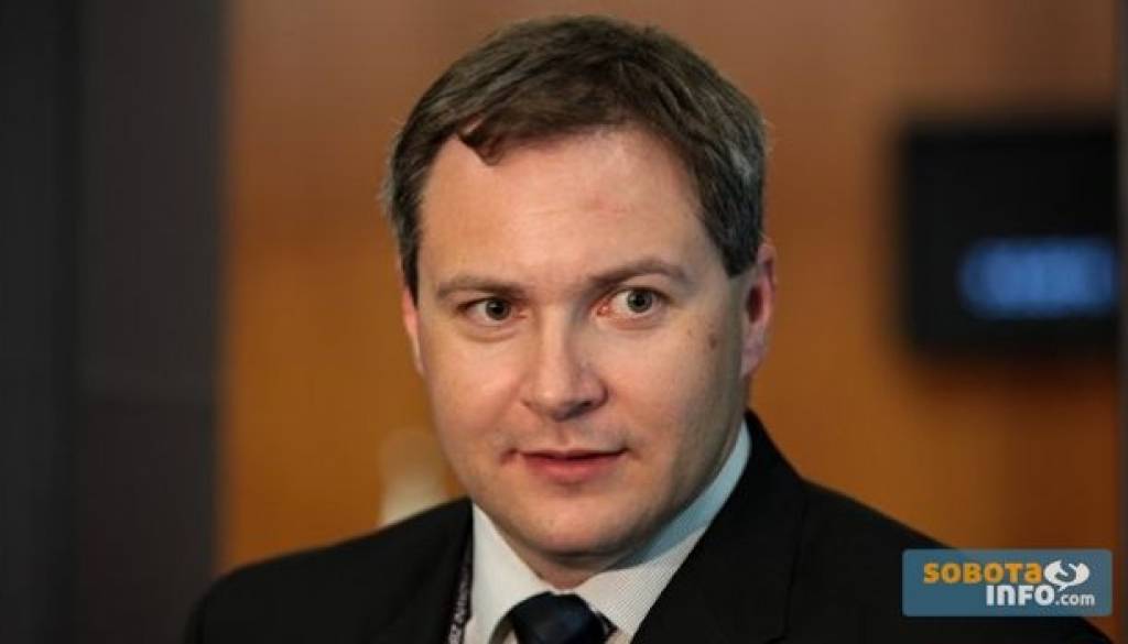 »V Sloveniji je vedno več primerov gradnje skednjev in ostalih nezahtevnih objektov, grajenih predvsem z namenom namestitve sončnih elektrarn," je zapisal Židan.