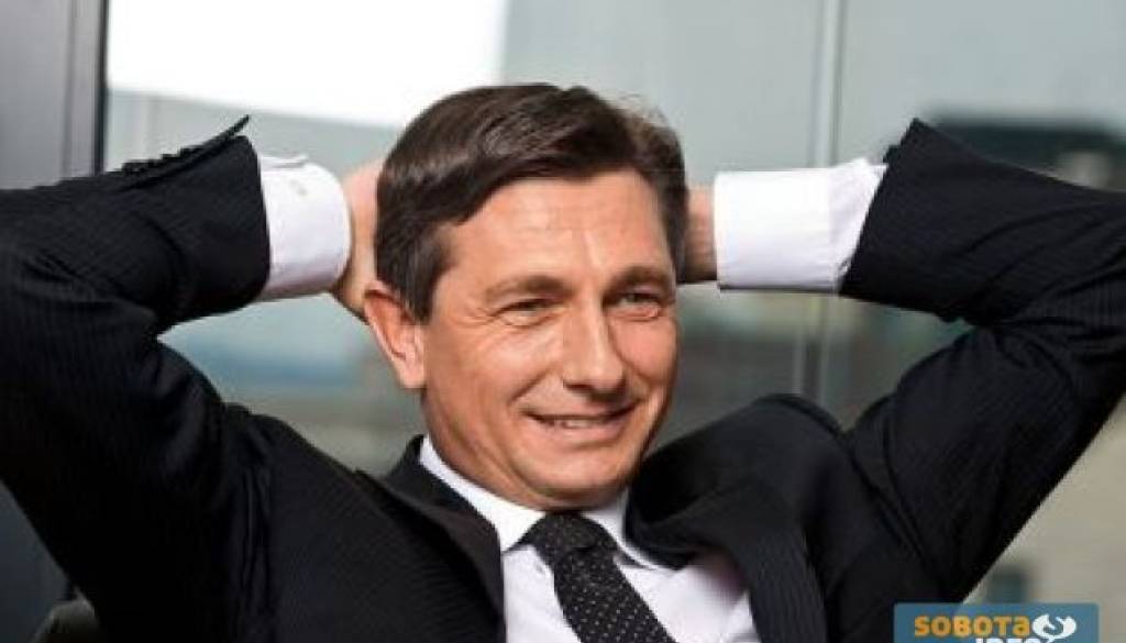 Borut Pahor je z 67,44 odstotki glasov pri 41,92 odstotni volilni udeležbi prehitel dosedanjega predsednika republike Danila Türka.