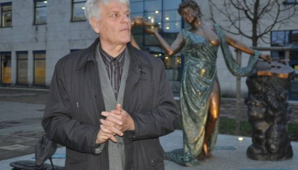 "O tem ali je sploh umestno javne skulpture postavljati tam, kamor se kakšnemu od kiparjev zazdi ali da na svoj način izsiljuje lokacijo, je seveda problem naše slovenske sredine in večjih krajev." 