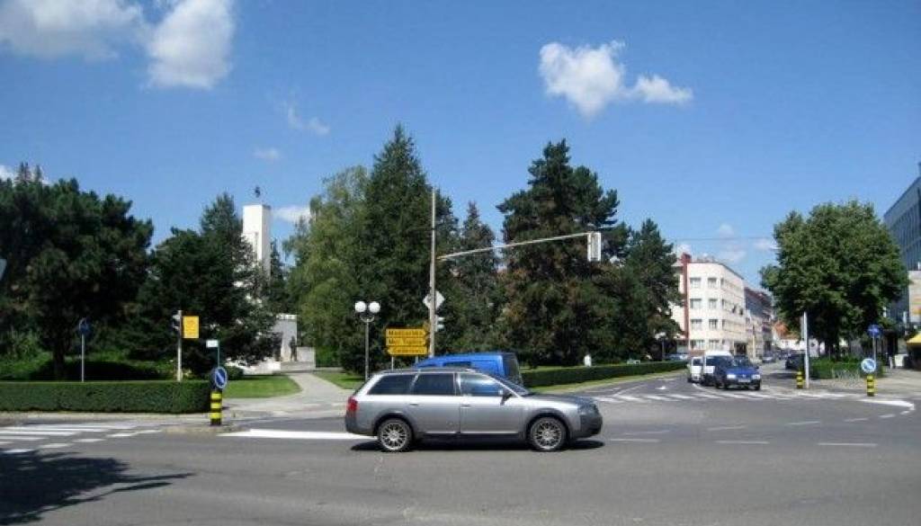 Semaforji na križišču ob Trgu zmage do odprave večje napake na programski opremi ne bodo delovali.
