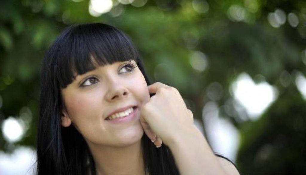 Alma Merklin je danes predstavila svoj prvi ljubezensko obarvan singel Vsaka minuta.