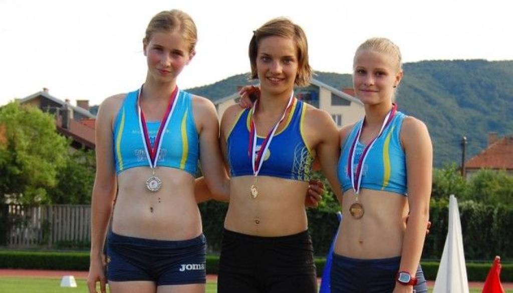 Anja Benko (v sredini) je osvojila zlato medaljo na Prvenstvu Slovenije v Mariboru v teku na 400 metrov.