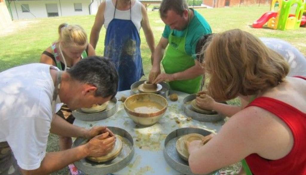 Udeleženci tabora so pridno poslušali nasvete mojstra lončarjenja Karela Šalamona.