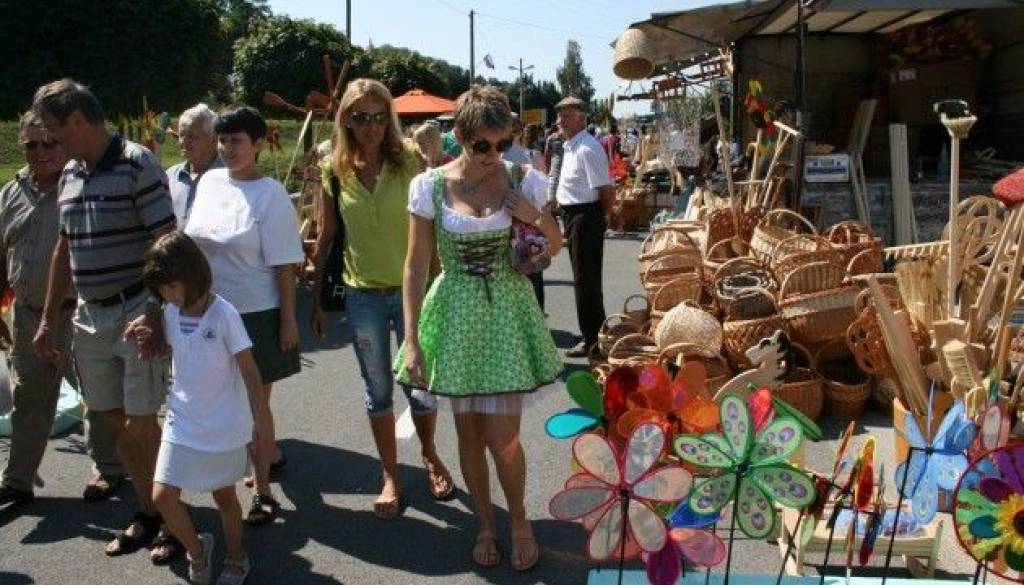 Obiskovalci od blizu in daleč so si ogledali ponudbo tradicionalnega kramarskega sejma pri Gradu.