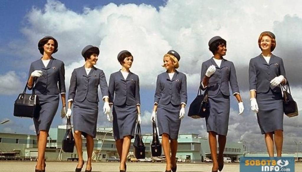 Skupina stevardes»Delta Airlines«, ki prikazujejo zimske uniforme med letoma 1965-1968