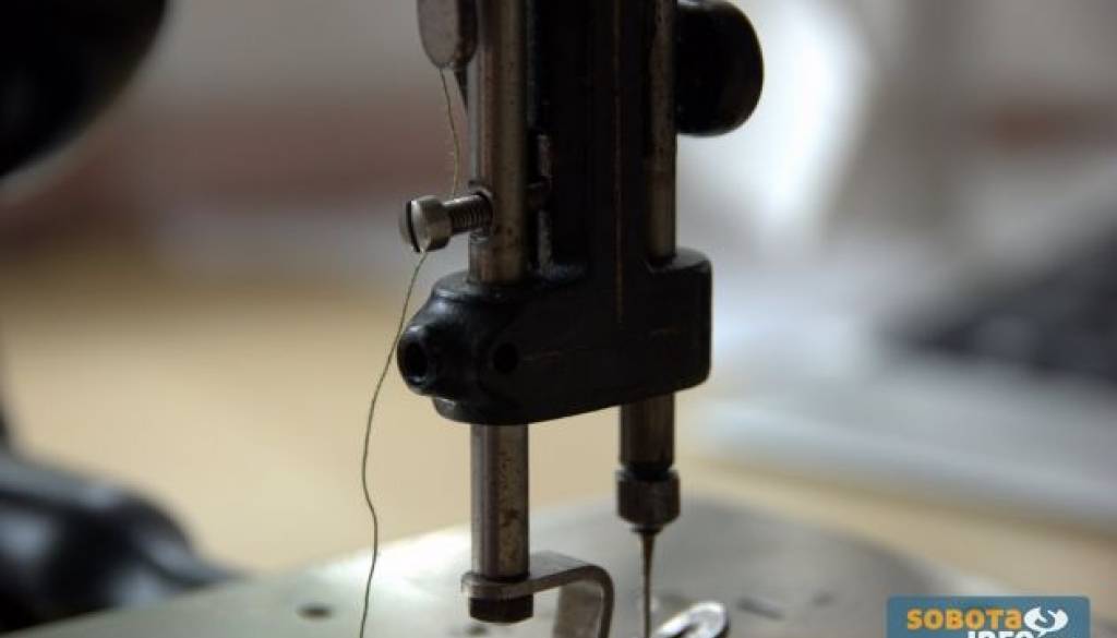 Koliko šivalnih strojev bo jutri v Muri ostalo nezasedenih bo očitno res znano komaj jutri. Če bo odpuščanj res ne bo prišlo, kot pravijo vodilni, bodo tega vsekakor najbolj veseli delavci.