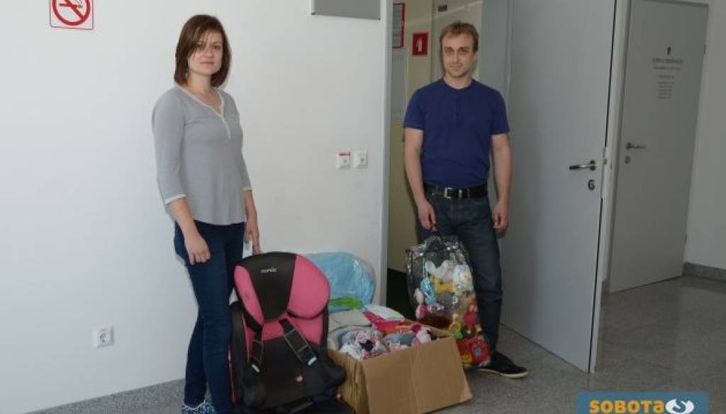 Lea Cipot iz zavoda Korak naprej nas je takole presenetila z oblačili za novorojenčka, napihljivim bazenom, avtosedežem ter nekaj igrami, s katerimi si lahko otroci krajšajo dolge poletne dneve.