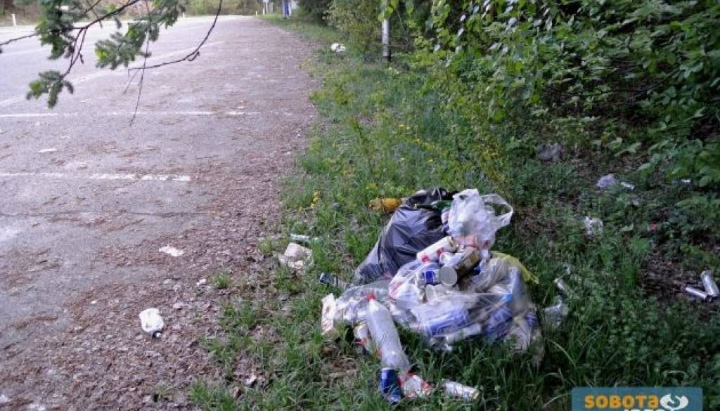 Onesnaževanju v Kuzmi ni videti konca, zato se domačini borijo na svoj način.