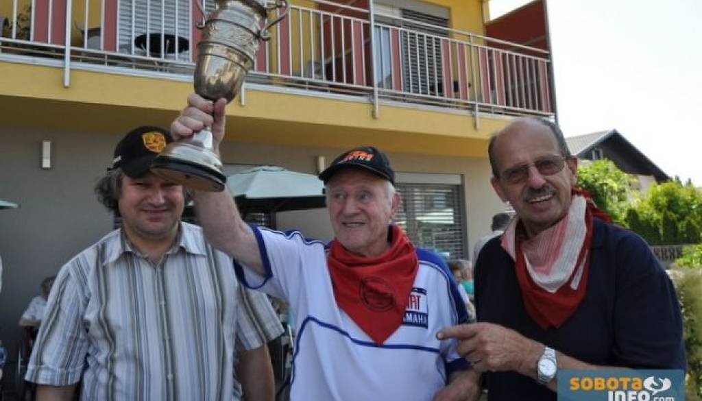 Edo Berden (sredina) s prvim pokalom, ki ga je osvojil.