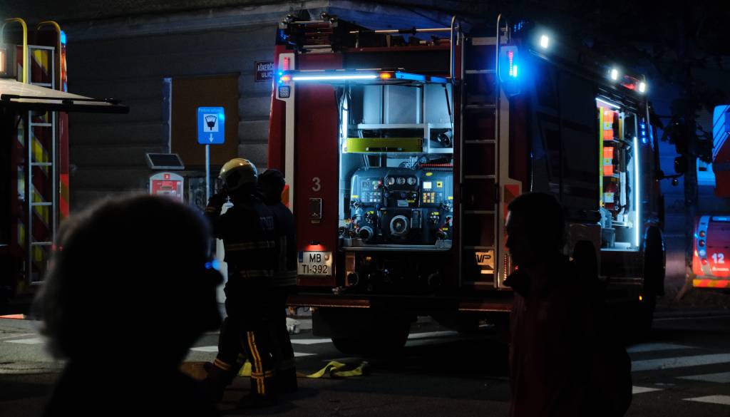 V Mariboru zagorelo v kotlovnici stanovanjske hiše, tri osebe prepeljali v bolnišnico