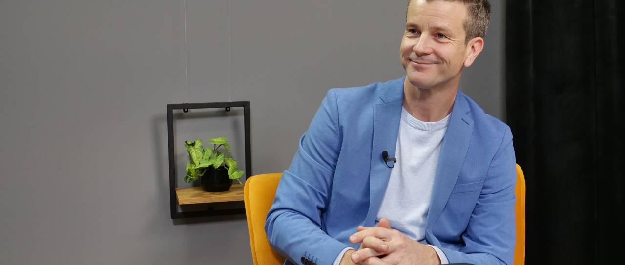 VIDEO: Boštjan Romih o glasbi, medijih in očetovstvu: »To pa ni prav. Zapeče in zaboli.« 