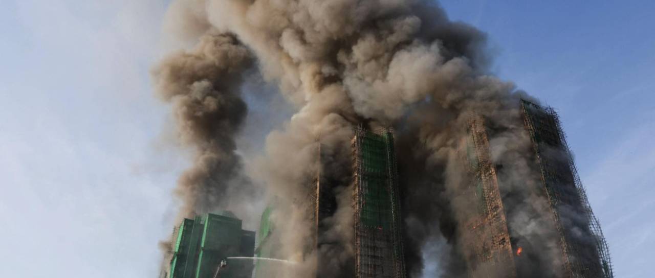 Obsežen požar v stolpnicah vzel najmanj 13 življenj