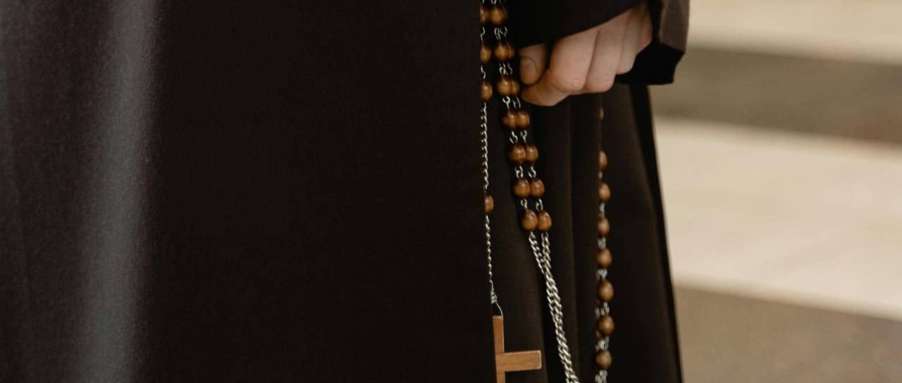 Pred samostanom zabodli redovnico 