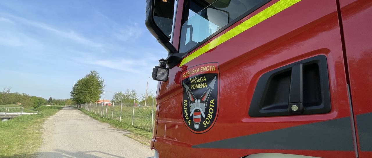 Požar zajel več stanovanj, ena oseba mrtva