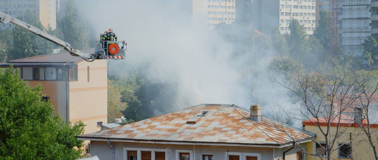 Tragičen požar: v stanovanjski stavbi umrla ena oseba